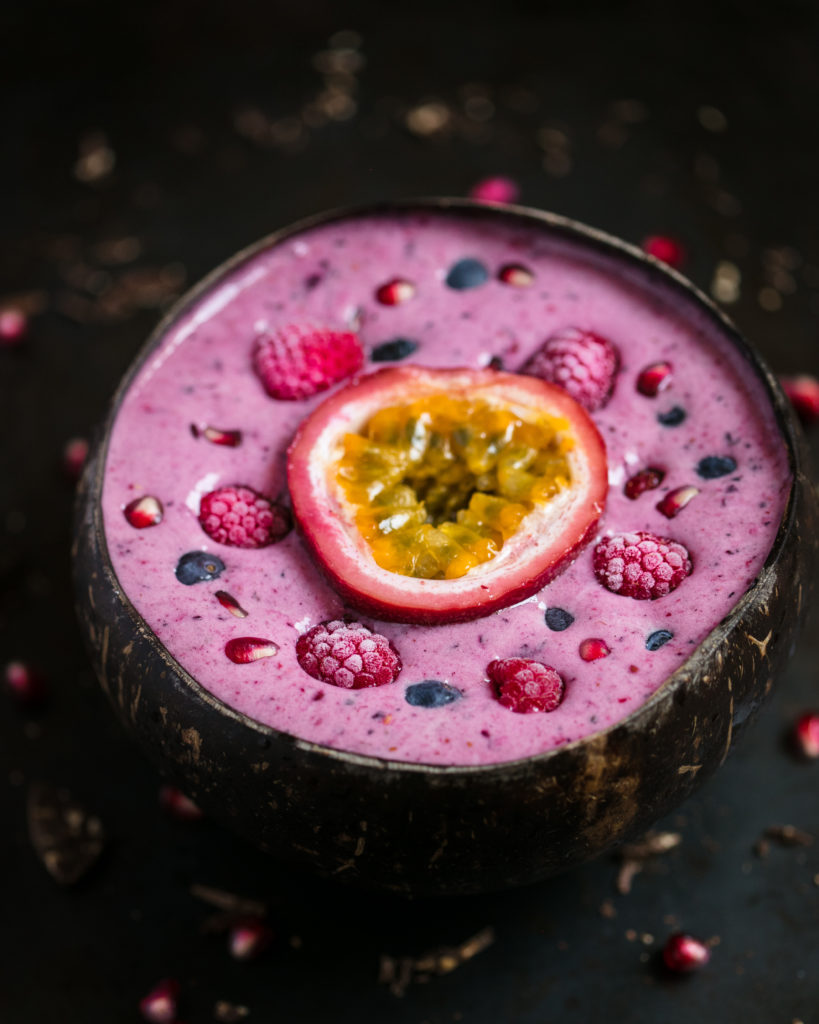 smoothie bowl med passionsfrukt, jordgubbar och hallon