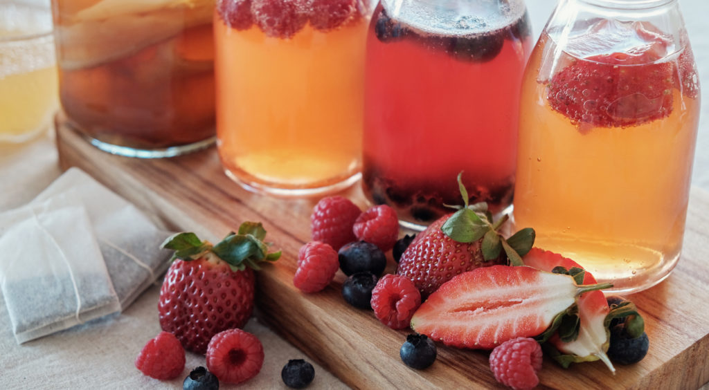 kombucha med bär och tepåsar